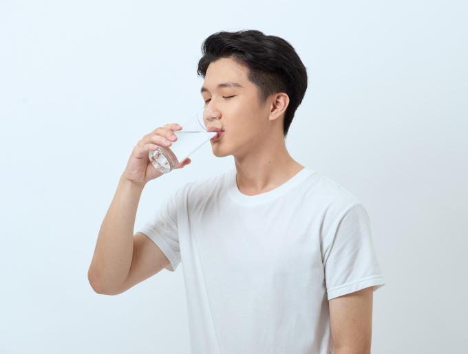 Nước lọc cung cấp nước cho người bị tiêu chảy. Ảnh: Shutterstock