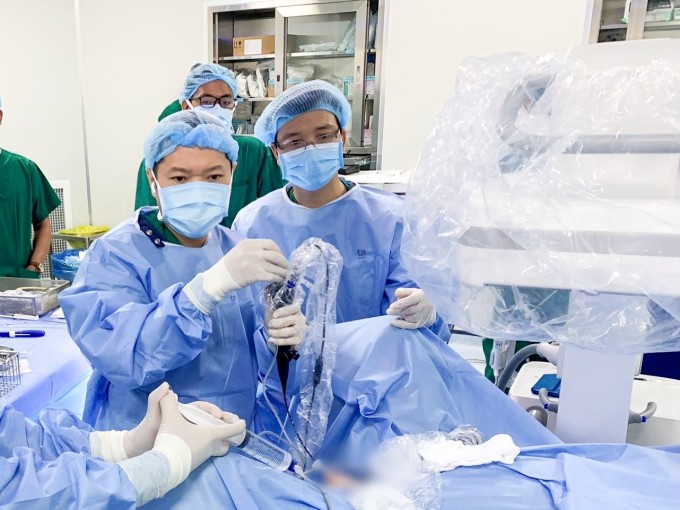 Bác sĩ Nguyễn Hoàng Đức trong một ca phẫu thuật tại Trung tâm Tiết niệu thận học. Ảnh: BVĐK Tâm Anh