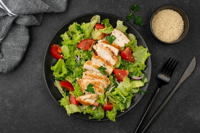 Salad ức gà cung cấp đủ năng lượng cho bữa tối, đồng thời giúp giảm cân. Ảnh: Freepik