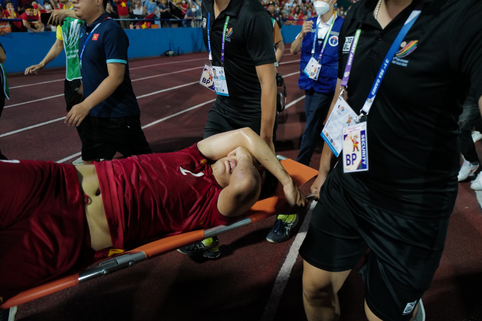 Hậu vệ Văn Xuân ôm mặt khóc, rời sân trên cáng sau chấn thương nặng do cú kê chân của cầu thủ Malaysia trong trận bán kết bóng đá nam SEA Games 31, tối 19/5. Ảnh: Ngọc Thành