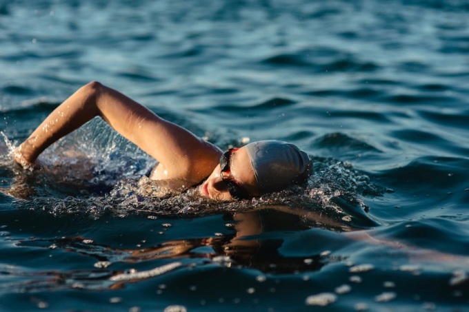 Bơi lội giúp kiểm soát cholesterol trong cơ thể. Ảnh: Freepik