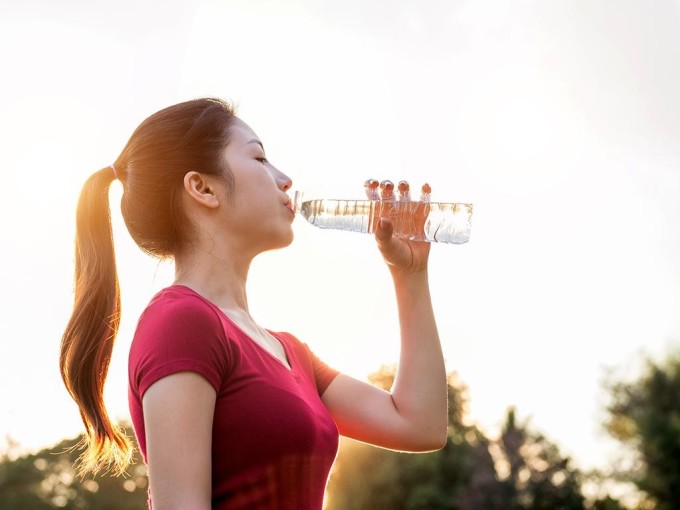 Uống ít nhất 8-10 cốc nước mỗi ngày để ngăn ngừa hình hành sỏi. Ảnh: Freepik