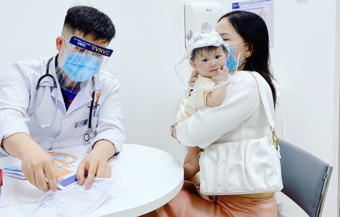 Phụ huynh đưa trẻ đến Trung tâm tiêm chủng VNVC tiêm vaccine phòng viêm gan do virus. Ảnh: Minh Ngọc