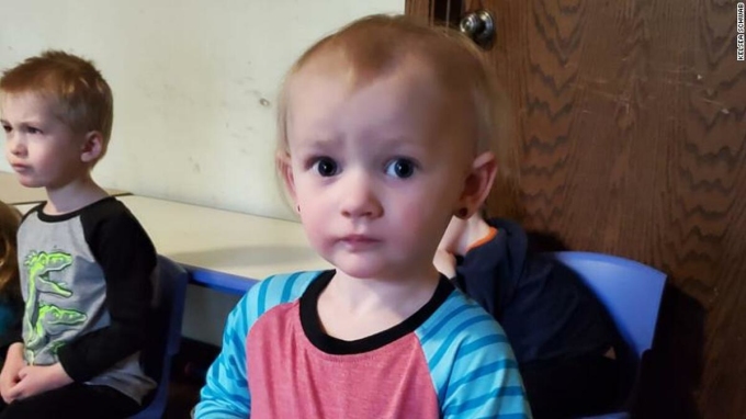 Baelyn Schwab, 2 tuổi, mắc bệnh viêm gan không rõ nguyên nhân và phải phẫu thuật cấy ghép ngày 5/5. Ảnh: CNN