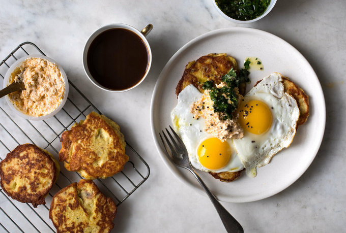 Bữa sáng với cà phê, bánh khoai tây và trứng chiên. Ảnh: NY Times