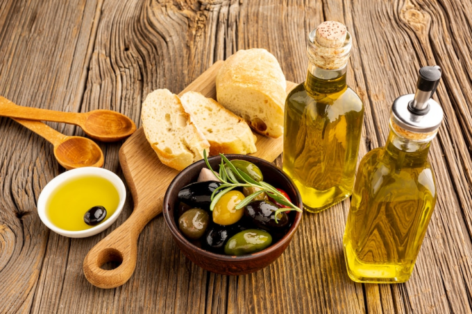 Dầu olive chứa nhiều chất béo có lợi cho cholesterol tốt. Ảnh: Freepik.