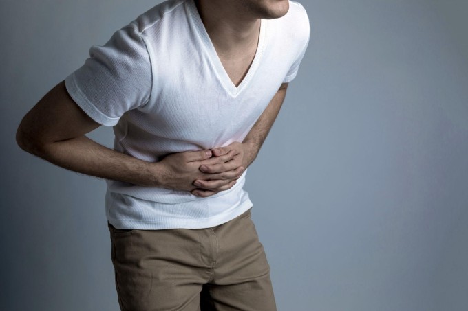 Viêm loét dạ dày với triệu chứng thường gặp là đau thượng vị. Ảnh Shutterstock