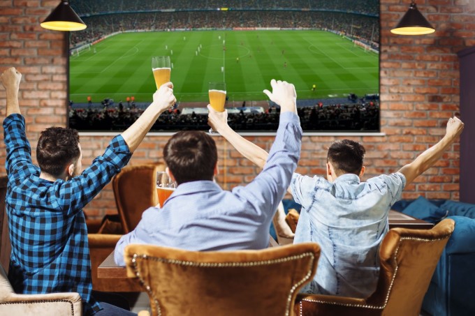 Nam giới thường uống rượu bia cùng bạn bè khi cổ vũ các trận đấu bóng đá. Ảnh: Shutterstock