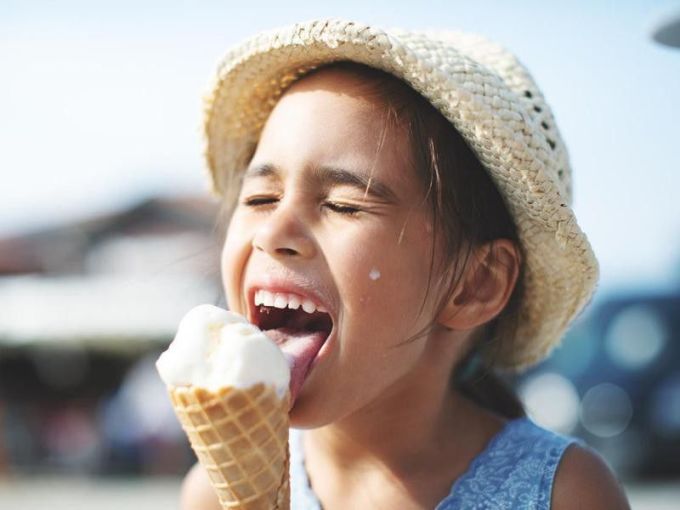 Ăn kem lạnh có thể giúp giải nhiệt trong ngày nóng nhưng có thể ảnh hưởng đến đường hô hấp, đặc biệt là trẻ nhỏ. Ảnh: iStock