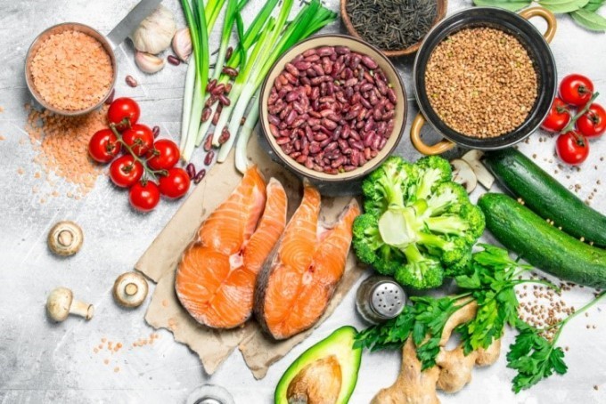 Chế độ ăn nhiều rau xanh, chất béo lành mạnh có lợi cho trí não. Ảnh: Shutterstock