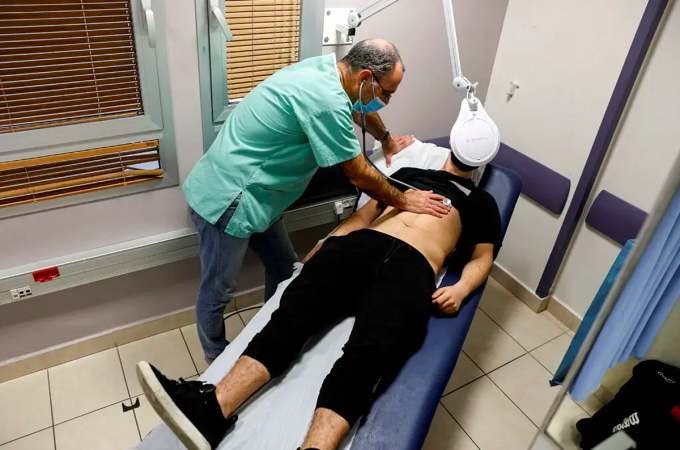Một bệnh nhân đang khám hậu Covid tại bệnh viện ở Israel. Ảnh: Reuters