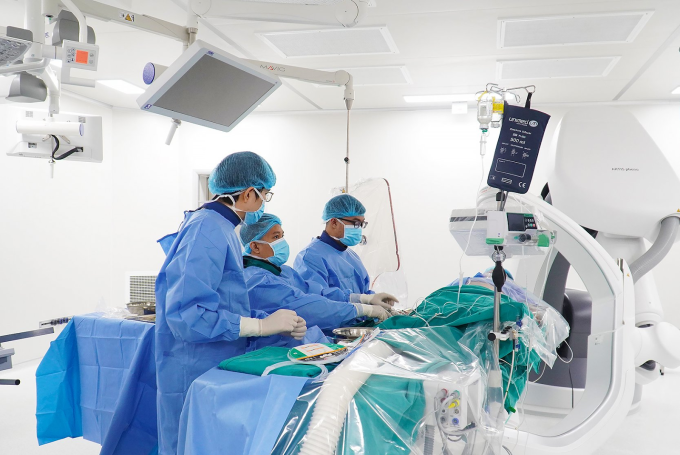 Can thiệp đặt stent tái thông động mạch chậu dưới sự hỗ trợ của robot Artis Pheno tại Bệnh viện Đa khoa Tâm Anh Hà Nội. Ảnh: Bệnh viện cung cấp