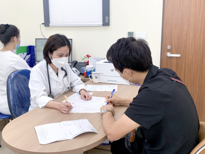 Bác sĩ Nguyễn Thị Thùy Ninh khuyên người bệnh nếu dị ứng mạn tính hãy đến xét nghiệm để tìm nguyên nhân chính xác gây dị ứng. Ảnh: BVĐK Tâm Anh