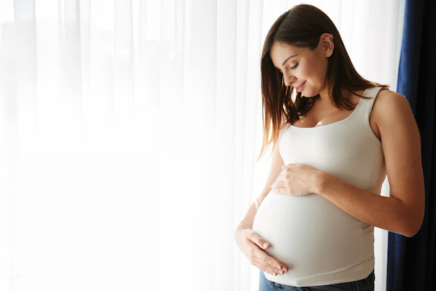 Chế độ dinh dưỡng khoa học trong thai kỳ góp phần quyết định chiều cao (chiều dài) của trẻ từ khi còn trong bụng mẹ. Ảnh: Freepik