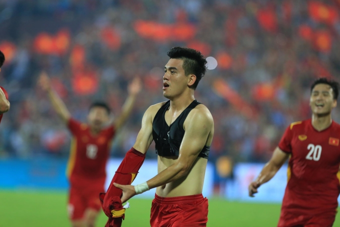 Tiến Linh mặc chiếc áo lót công nghệ khi ăn mừng bàn thắng cùng đồng đội trong trận đấu tối qua. Ảnh: Đức Đồng