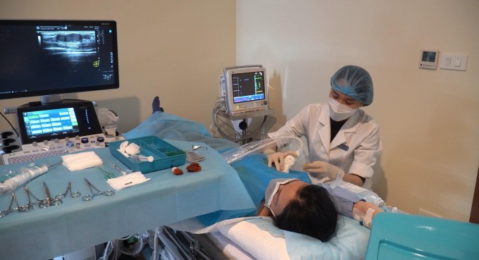 BS.CKII Lê Nguyệt Minh thực hiện sinh thiết u vú có hỗ trợ hút chân không. Ảnh: Bệnh viện Đa khoa Tâm Anh