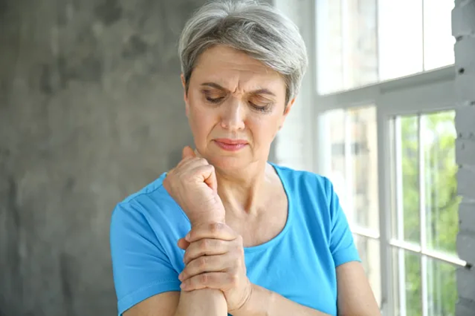 Phụ nữ mãn kinh có nguy cơ bị loãng xương Ảnh: Shutterstock