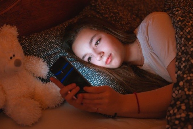 Sử dụng điện thoại vào buổi tối dễ gây mất ngủ. Ảnh: Shutterstock