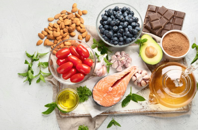 Tinh chất việt quất, cá hồi, quả bơ... là những thực phẩm có lợi cho não, hỗ trợ cải thiện mất ngủ. Ảnh: Shutterstock