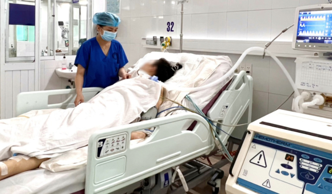 Nữ bệnh nhân 38 tuổi phải thở máy, điều trị tích cực sau khi phẫu thuật lấy cục máu đông trong phổi. Ảnh: Bệnh viện cung cấp