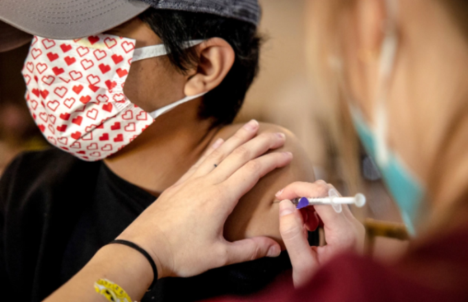 Một người đàn ông được tiêm vaccine Covid-19 tại một phòng khám ở San Antonio (Mỹ) vào ngày 9/1. Ảnh: Getty Images