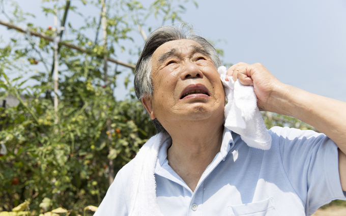 Nắng nóng khiến người cao tuổi mệt mỏi, dễ bị sốc nhiệt. Ảnh: Shutterstock