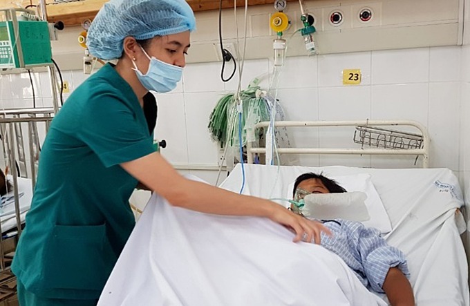 Bé trai trong gia đình 6 người hôn mê do ngộ độc khí thải máy phát điện, điều trị tại một bệnh viện ở TP HCM, năm 2019. Ảnh: Lê Phương