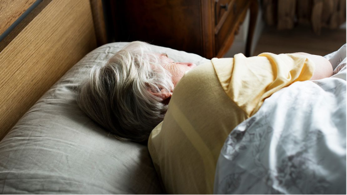 Người cao tuổi nên lưu ý giấc ngủ trưa dài và thường xuyên hơn. Ảnh: iStock