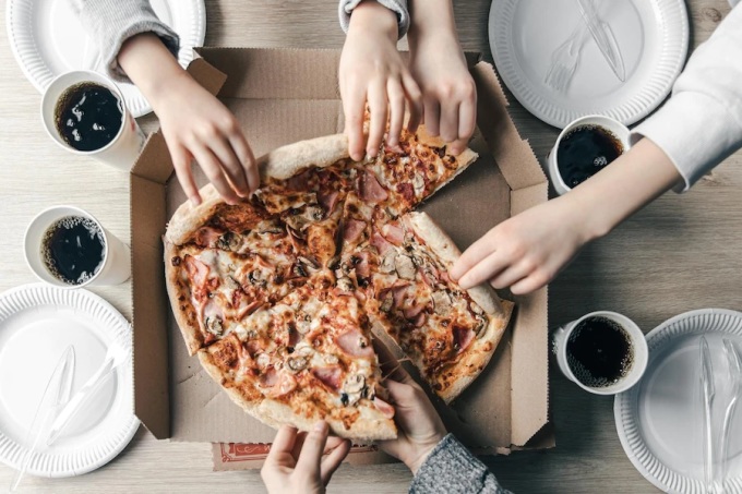 Thường xuyên ăn pizza, uống nước ngọt đóng chai có thể góp phần làm tăng nguy cơ bệnh tim mạch. Ảnh: Freepik.