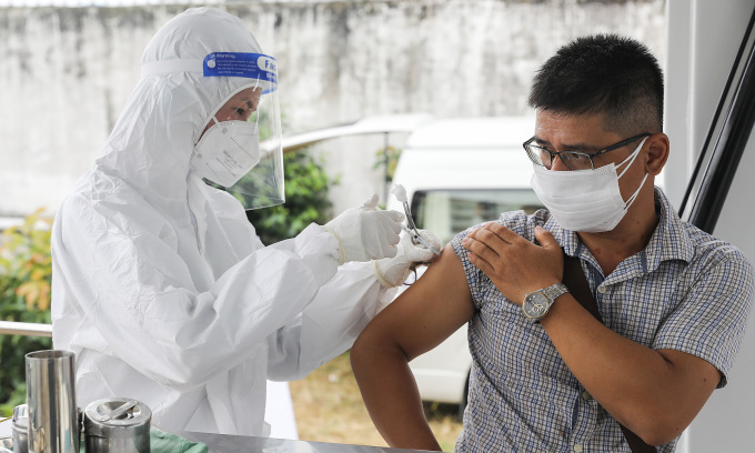 Nhân viên y tế tiêm vaccine Covid-19 cho người dân tại thành phố Thủ Đức, tháng 10/2021. Ảnh:Quỳnh Trần.