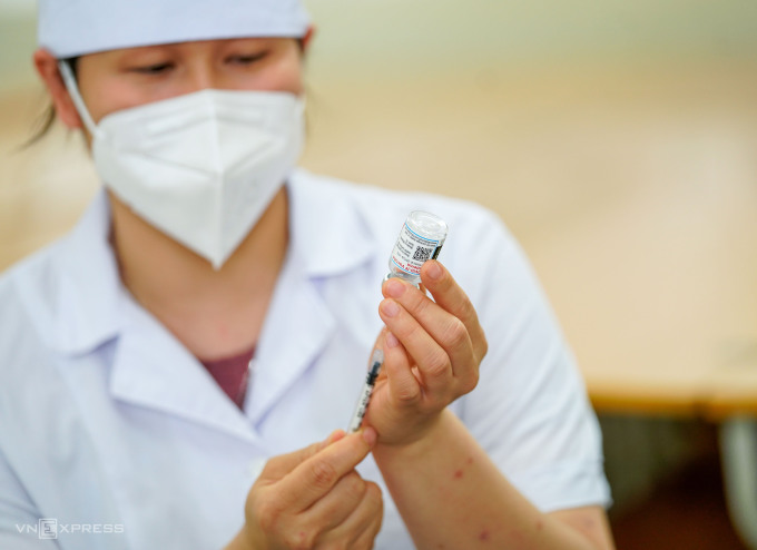 Nhân viên y tế Hà Nội chuẩn bị mũi tiêm Covid-19. Ảnh: Phạm Chiểu