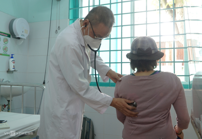 Bác sĩ thăm khám cho bệnh nhân tại trạm y tế phường Tân Quý, quận Tân Phú. Ảnh: Thư Anh