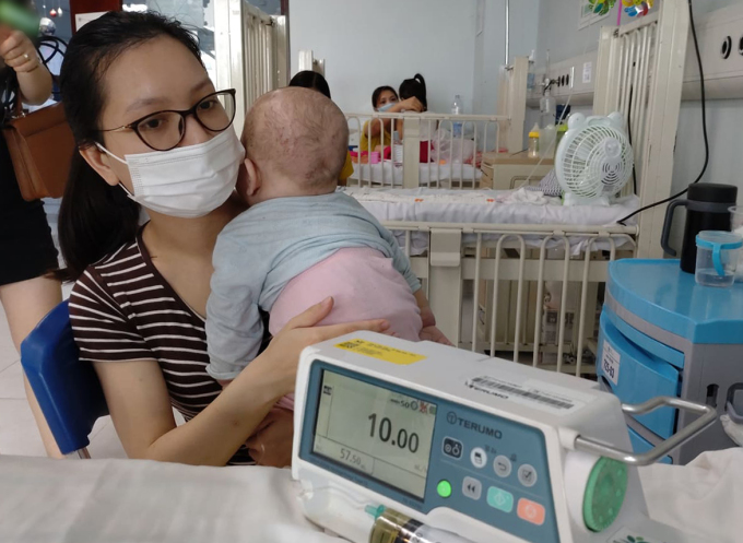 Bé gái 9 tháng tuổi bị tiêu chảy, nôn, sốt, điều trị tại Bệnh viện Nhi Trung ương ngày 9/5. Ảnh: Chi Lê