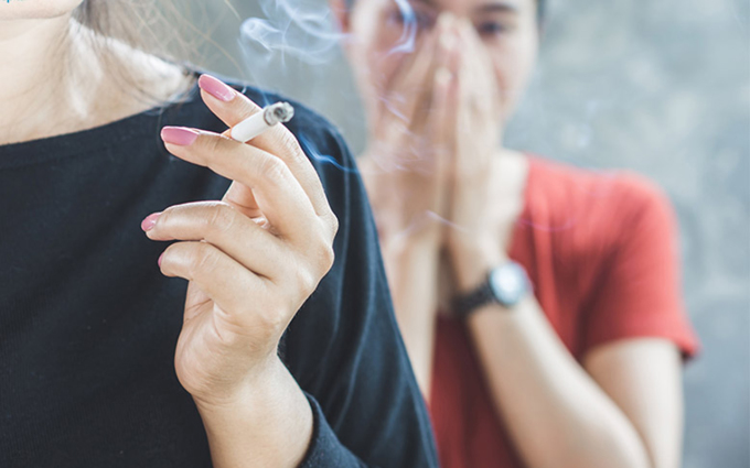 Hút thuốc làm tăng nguy cơ ung thư phổi. Ảnh: Shutterstock