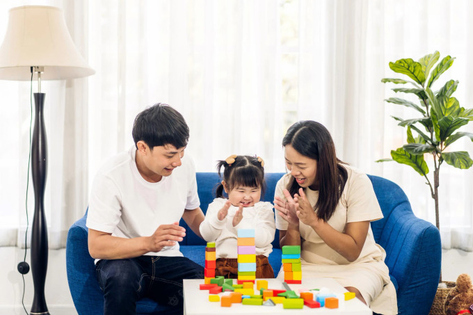 Phụ huynh cùng bé chơi trò chơi giúp trẻ rèn luyện tư duy, kết nối tình cảm gia đình. Ảnh: Freepik