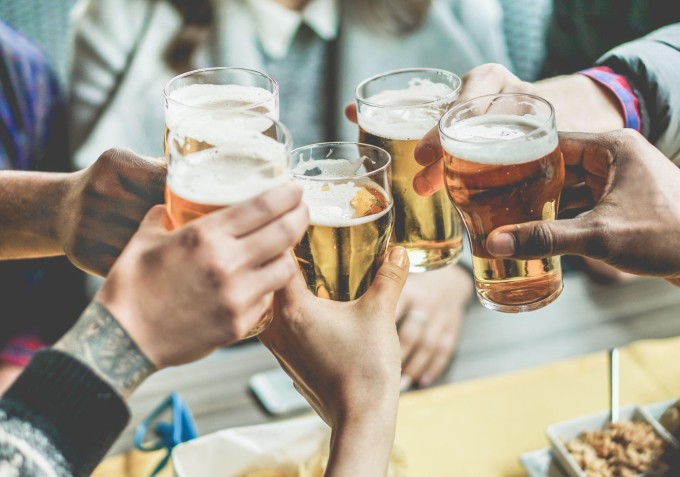 Uống nhiều rượu bia làm tăng gánh nặng cho gan. Ảnh: Shutterstock