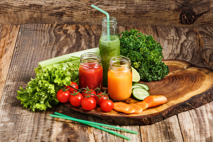 Thực đơn detox điển hình gồm trái cây, nước hoa quả, rau xanh. Ảnh: Freepik