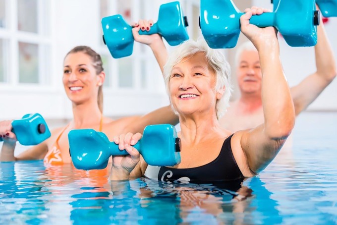 Vận động dưới nước giảm căng thẳng cho hệ xương khớp, giúp cơ thể đốt cháy nhiều calo hơn. Ảnh: Shutterstock