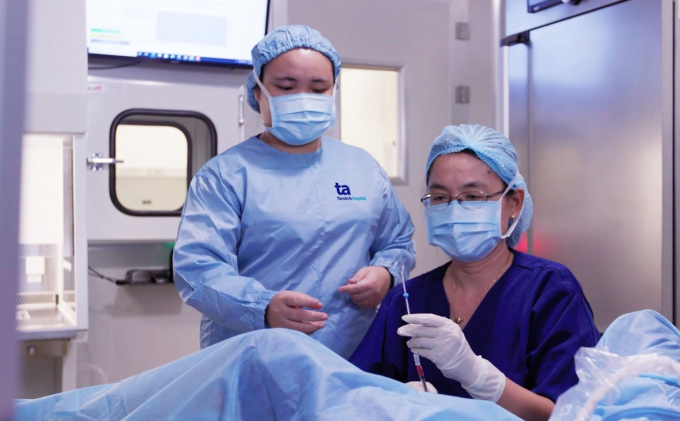 Thạc sĩ, bác sĩ Giang Huỳnh Như - Giám đốc Trung tâm Hỗ trợ sinh sản BVĐK Tâm Anh TP HCM đang chuyển phôi cho bệnh nhân điều trị hiếm muộn. Ảnh: Như Ngọc