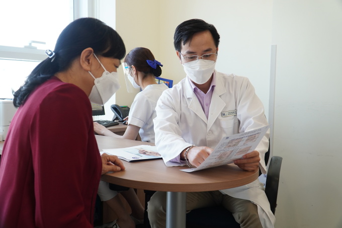 Bác sĩ Mai Mạnh Tam tư vấn cho một bệnh nhân COPD. Nguồn ảnh: BVĐK Tâm Anh