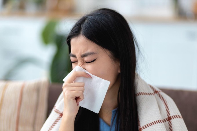 Cảm cúm, ho nhiều là một trong những nguyên nhân gây khàn tiếng. Ảnh: Shutterstock