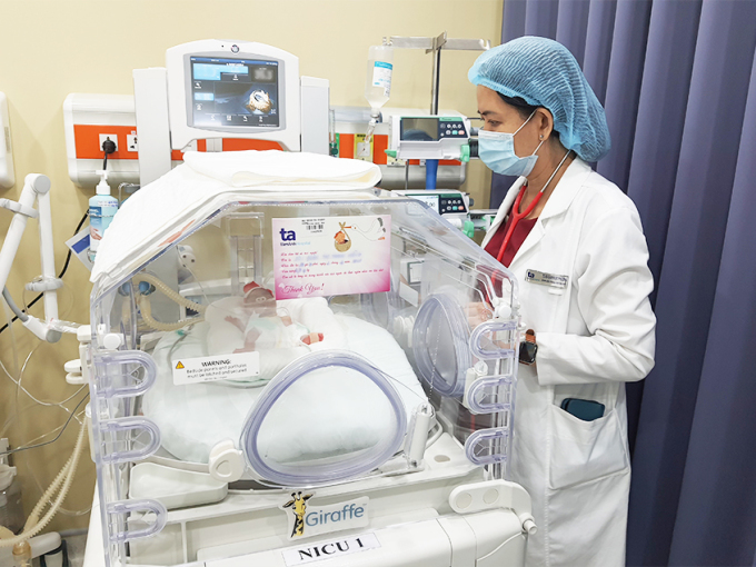 Trung tâm Sơ sinh, BVĐK Tâm Anh TP HCM nuôi dưỡng bé gái chào đời an toàn ở tuần 25, chỉ nặng 740 gram.  Ảnh: Tâm Anh