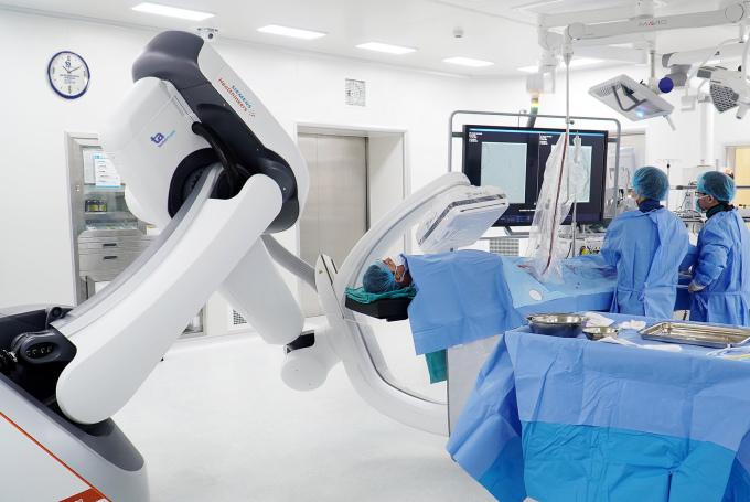 Robot Artis Pheno hỗ trợ tìm và cắt đứt chính xác các mạch máu siêu nhỏ để triệt tiêu khối u tiền liệt tuyến. Ảnh: BVĐK Tâm Anh