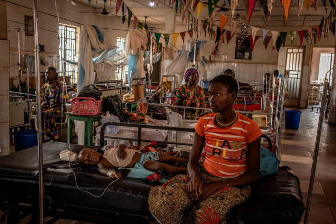 Một phụ nữ chăm sóc con trai bị ốm tại bệnh viện Kamakwie, Sierra Leone. Ảnh:NY Times
