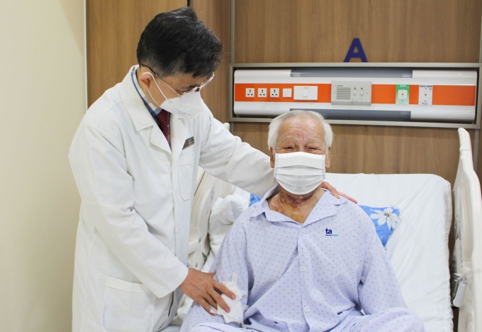 Bệnh nhân 84 tuổi hồi phục sức khỏe nhanh sau ca phẫu thuật do Tiến sĩ, bác sĩ   Nguyễn Anh Dũng thực hiện. Ảnh: Bệnh viện Đa khoa Tâm Anh