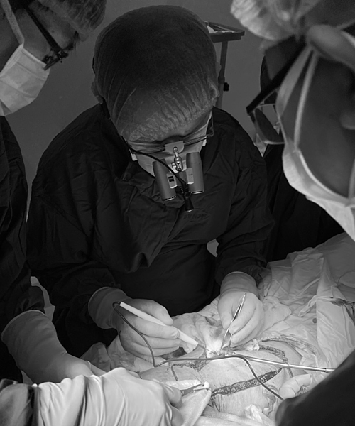 Các bác sĩ khoa Phẫu thuật Tạo hình Thẩm mỹ, Bệnh viện Nguyễn Tri Phương phẫu thuật chuyển vạt da cho bệnh nhân. Ảnh: Bệnh viện cung cấp