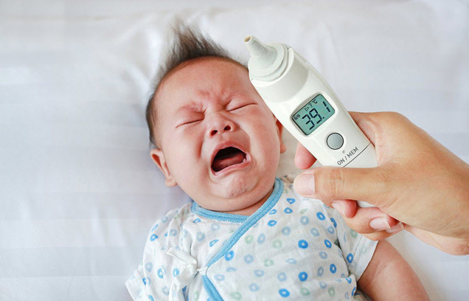 Sốt cao đột ngột kéo dài không hạ là một trong những triệu chứng của sốt xuất huyết. Ảnh: Shutterstock