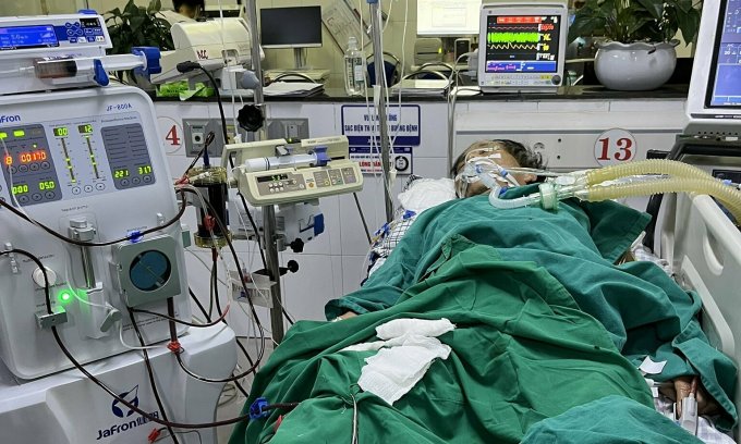 Người bệnh được cấp cứu tích cực tại khoa Cấp cứu, Bệnh viện đa khoa tỉnh Phú Thọ. Ảnh: Bệnh viện cung cấp