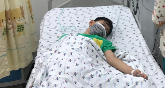 Bé trai 12 tuổi, sốc sốt xuất huyết nặng dẫn đến suy hô hấp, rối loạn đông máu... điều trị tích cực hồi đầu tháng 5. Ảnh: Bệnh viện Nhi đồng Thành phố