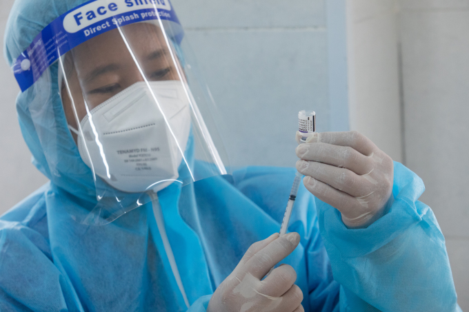 Nhân viên y tế chuẩn bị liều tiêm vaccine Pfizer-BioNtech cho học sinh tại trường THPT Lương Thế Vinh, quận 1, ngày 27/10/2021. Ảnh: Thành Nguyễn